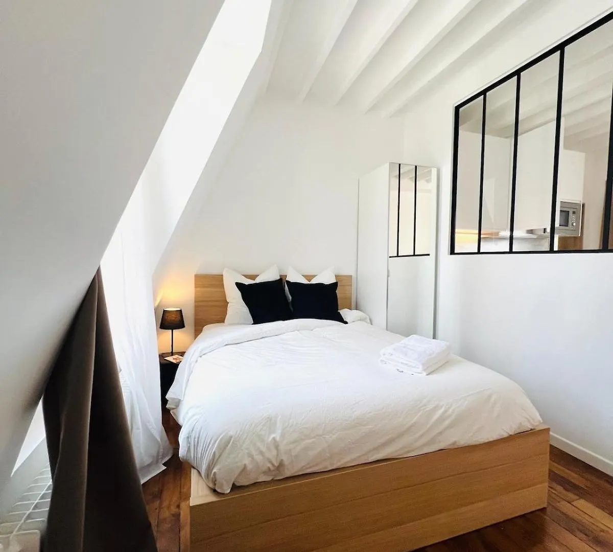 Welcome To Montmartre contacts